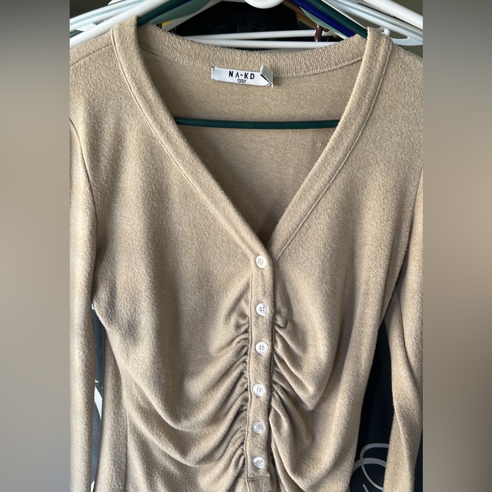 NA-KD CARDIGAN. Puckered front and fitted